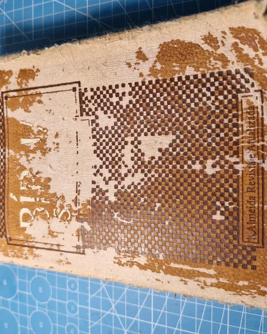 Capa de Bíblia antiga com o revestimento dourado descascando, quase todo perdido