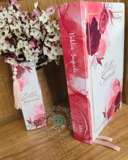 Bíblia reformada com capa em aquarela nos tons vinho e rosa, acompanhada de marcador de página combinando