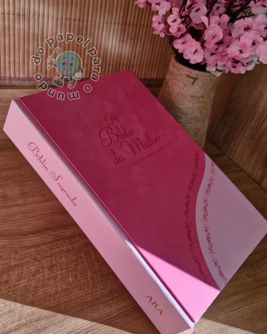 Bíblia da Mulher reformada com capa dura rosa em dois tons e corte das páginas pintado de rosa