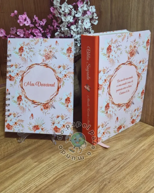 Caderno devocional e Bíblia reformada lado a lado, com arte floral em tons de terracota e branco