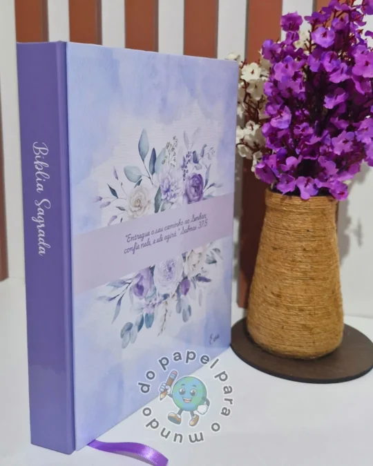 Bíblia reformada com capa lilás, buquê de flores em aquarela, versículo e fitilho de marcação rosa