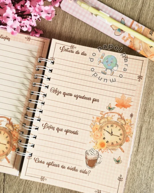 Caderno devocional aberto, mostrando as páginas internas com campos para leitura do dia, gratidão e lições aprendidas