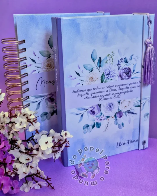 Dois cadernos devocionais com espiral rosé, capa floral em aquarela, versículo e nome da cliente personalizado